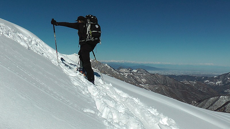 1800m : on commence à dominer la plaine du Po enneigée, étonnamment nette, avec vues sur l'arc alpin et le Mont Rose