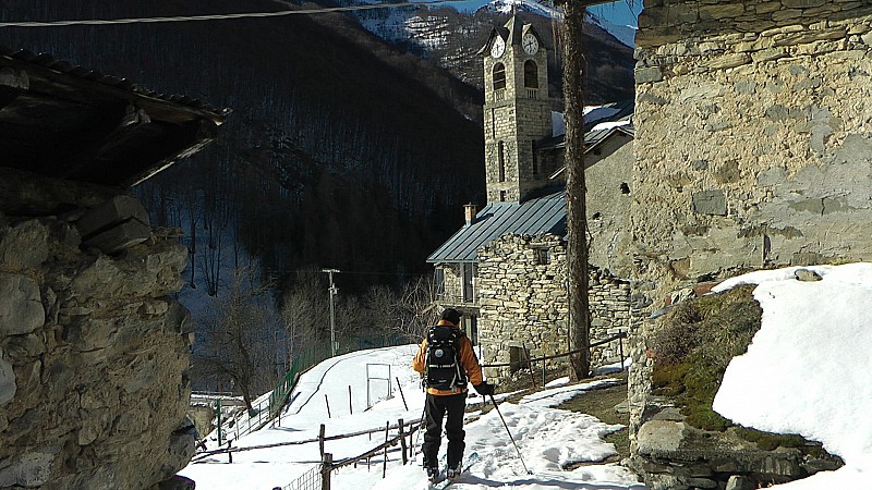 1000m : Tetti Folchi, Église imposante pour un si petit village