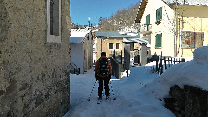 1000m : Tetti Folchi et sa rue principale