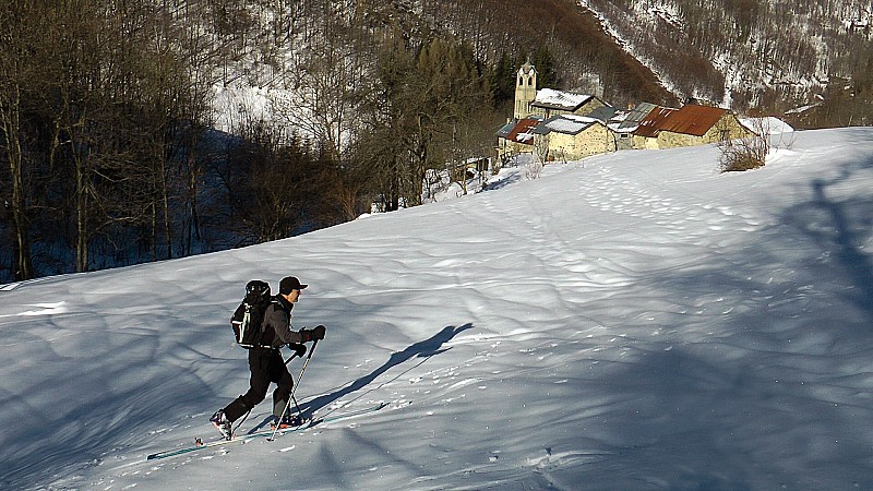 1025m : le petit village paisible de Tetti Folchi