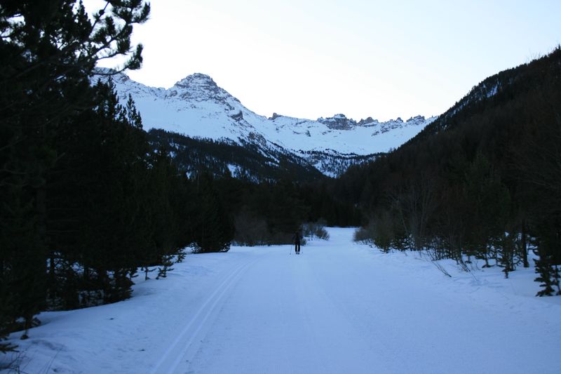 #1 Piste au départ du Laux : Objectif en vue au loin ... Piste au départ du Laux : Objectif en vue au loin ...