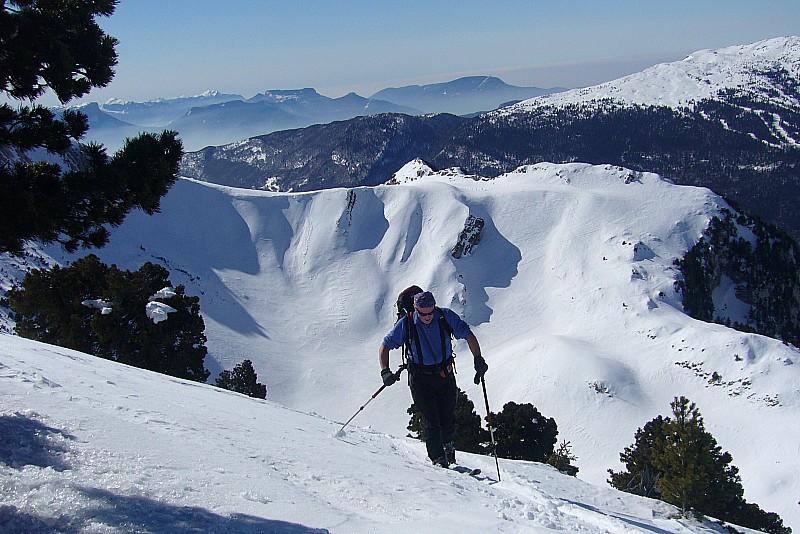 #10 Roc de Poyez : Gilles bientôt sur la crête de Poyez, au fond le col du Colombier Roc de Poyez : Gilles bientôt sur la crête de Poyez, au fond le col du Colombier