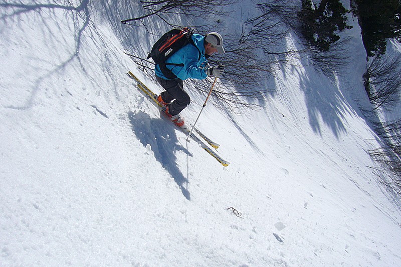 #11 Roc de Poyez : Totoff cherche la poudre sur les contre-pentes de ce petit couloir ! Roc de Poyez : Totoff cherche la poudre sur les contre-pentes de ce petit couloir !