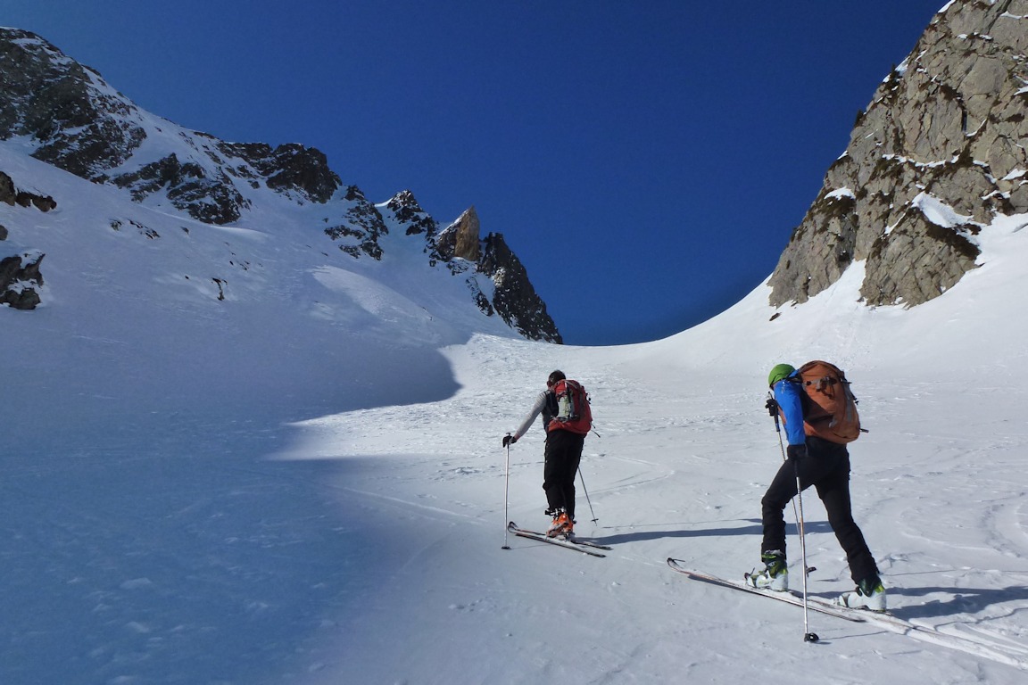 #2 Combe Nord de la Lavoire : Polito et Jean-Louis dans l Combe Nord de la Lavoire : Polito et Jean-Louis dans l'approche vers le pied du couloir.