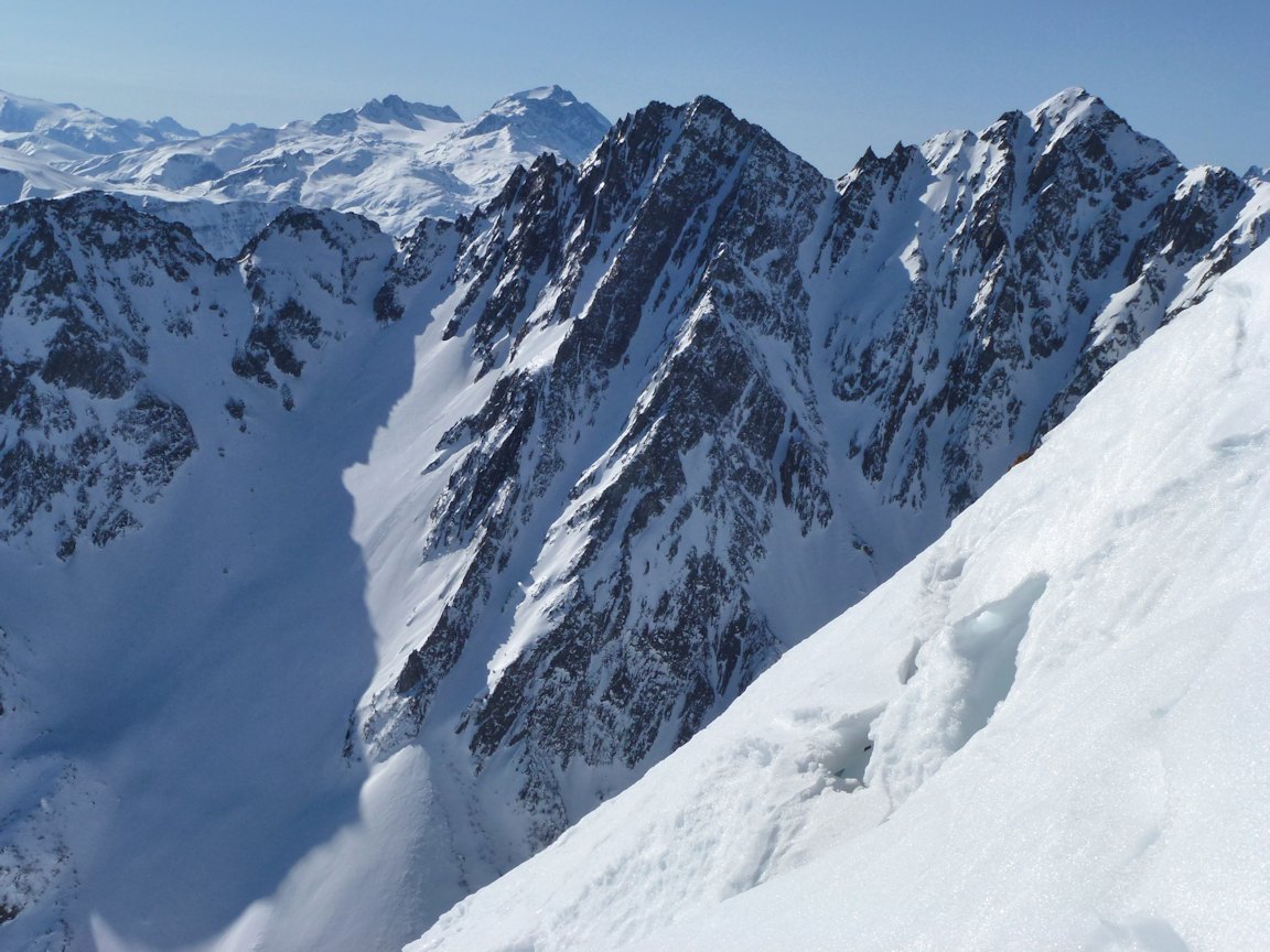 #7 Juste en face : Les Rochers de Vallorin et leurs couloirs. Juste en face : Les Rochers de Vallorin et leurs couloirs.