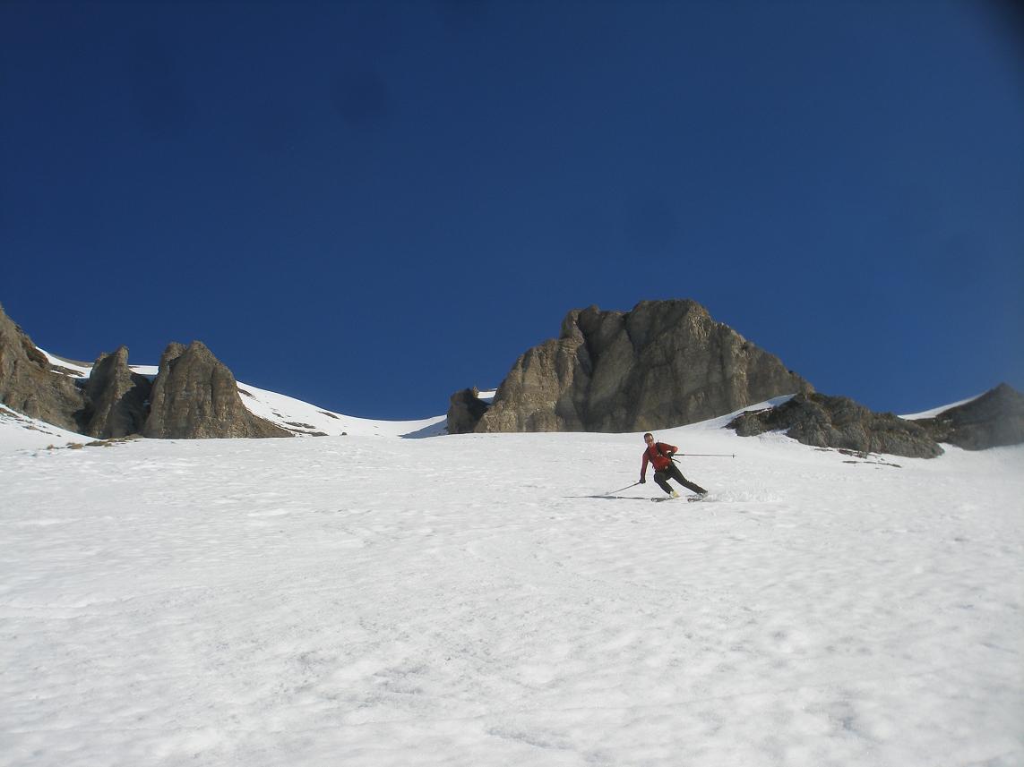 #14 ça commence à etre mou : ski légé au dessus de la cabane du fleyrard la croute de regel commence a percer sur certains appuis ! ça commence à etre mou : ski légé au dessus de la cabane du fleyrard la croute de regel commence a percer sur certains appuis !
