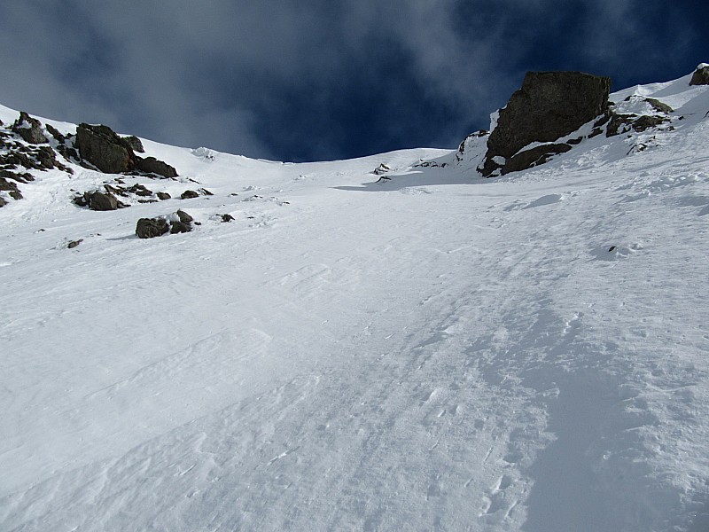 #2 Nous sommes restés à 20m : sous le col. La neige manquait de cohésion et était bien plaquée. Nous sommes restés à 20m : sous le col. La neige manquait de cohésion et était bien plaquée.