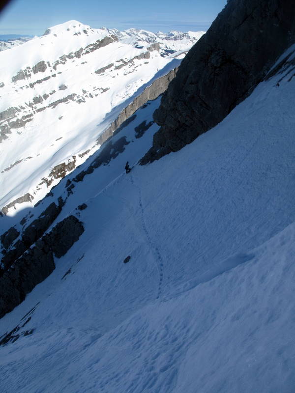 #3 Traversée : Après la traversée où les dalles ne sont pas loin on arrive à un col on traverse à nouveau pour gagner la partie finale de la face Traversée : Après la traversée où les dalles ne sont pas loin on arrive à un col on traverse à nouveau pour gagner la partie finale de la face