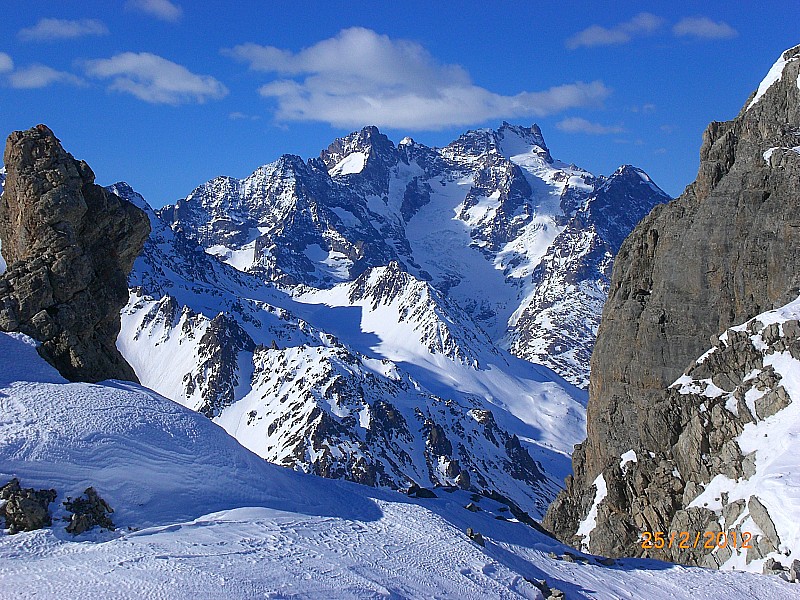 #6 Roche Colombe : La sortie du couloir sur fond de Meije. Roche Colombe : La sortie du couloir sur fond de Meije.