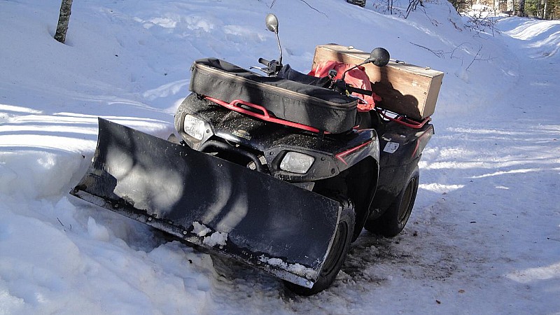 #9 Drôle d Drôle d'engin : Ca taille un chemin tout juste assez large pour un demi chase neige sur neige gelée lors de la descente...