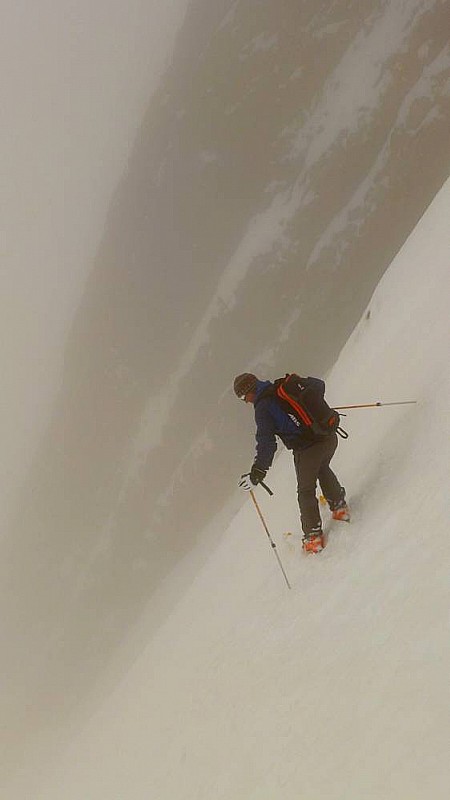 #11 Pointe des Arlicots : Descente du couloir sommital dans la purée de poix ! Pointe des Arlicots : Descente du couloir sommital dans la purée de poix !