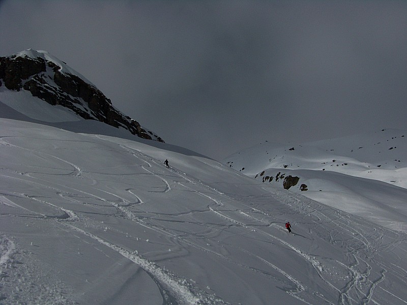 #7 Traversée Aiguilles rouges : Sous le col de Salenton, du bon ski. En arrière, le Buet chauffe mais commence à avoir la tête dans les nuages. Traversée Aiguilles rouges : Sous le col de Salenton, du bon ski. En arrière, le Buet chauffe mais commence à avoir la tête dans les nuages.