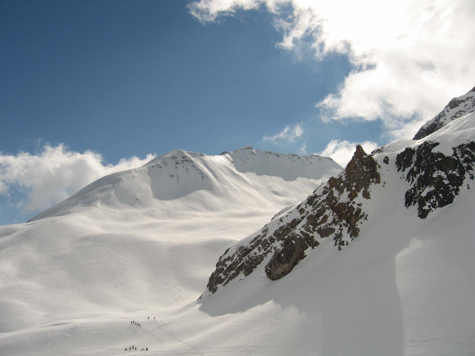 #4 Mont Rosset versant nord : du monde en direction du col du mont Rosset Mont Rosset versant nord : du monde en direction du col du mont Rosset