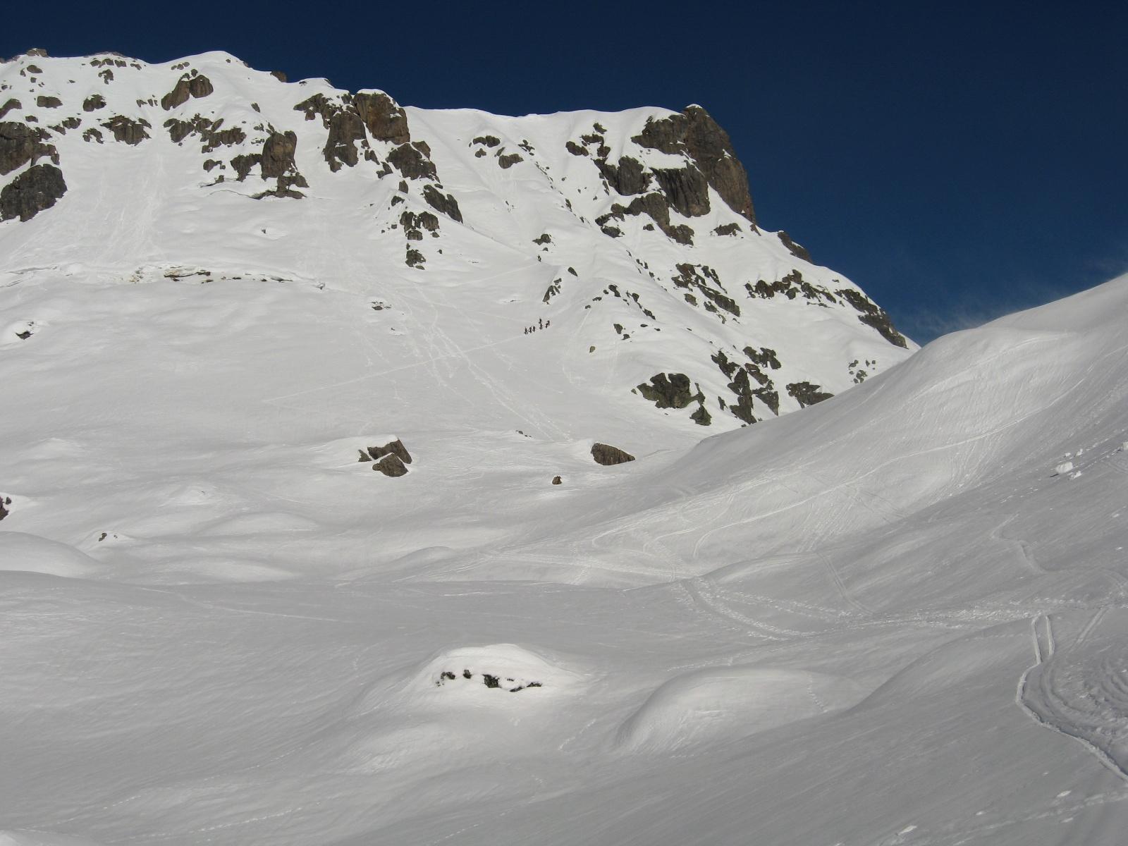 #1 Roc de la Charbonnière : un groupe montant au roc de la Charbonnière Roc de la Charbonnière : un groupe montant au roc de la Charbonnière