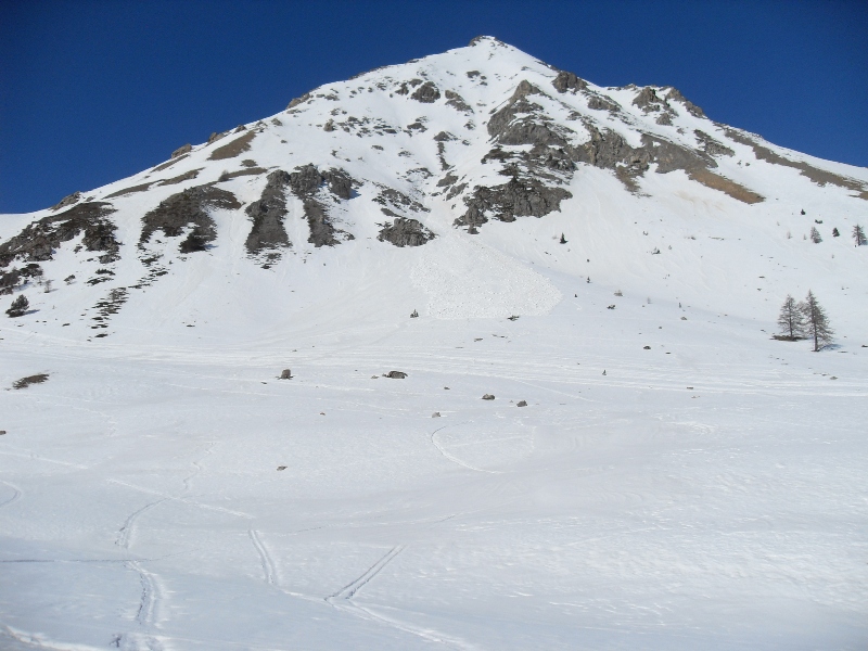 #2 Grand Peygu : une belle coulée dans le couloir EST, la face est bien déneigée! Grand Peygu : une belle coulée dans le couloir EST, la face est bien déneigée!