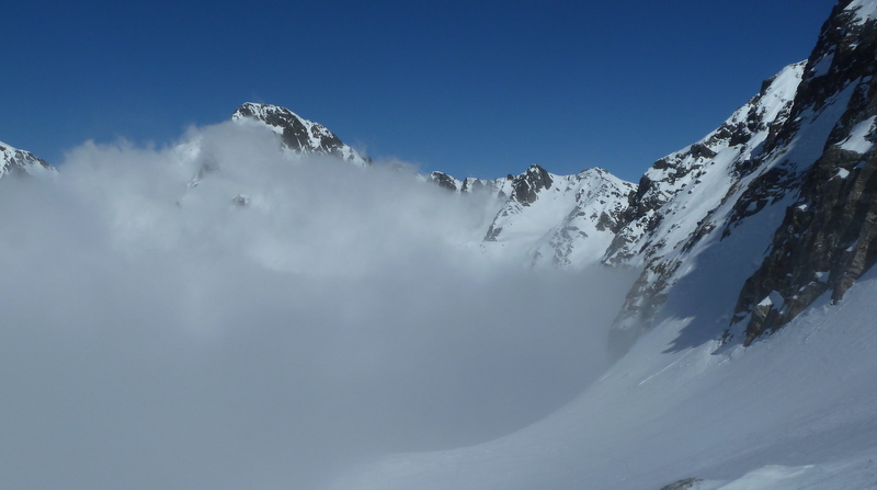 #4 Les nuages montent : Le jour blanc arrive Les nuages montent : Le jour blanc arrive