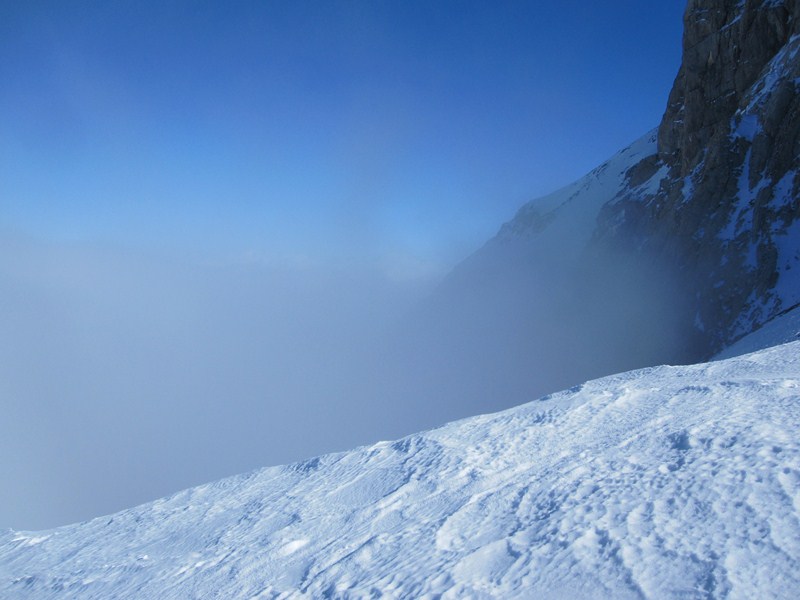 #1 Dernière petite combe du haut : Le soleil émerge avec du ciel bleu au dessus d Dernière petite combe du haut : Le soleil émerge avec du ciel bleu au dessus d'une mer de brumes épaisses