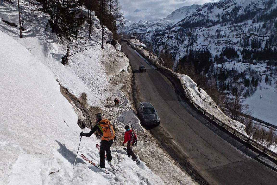 #10 Le bas de la descente : Directement sur la grand route. Le bas de la descente : Directement sur la grand route.