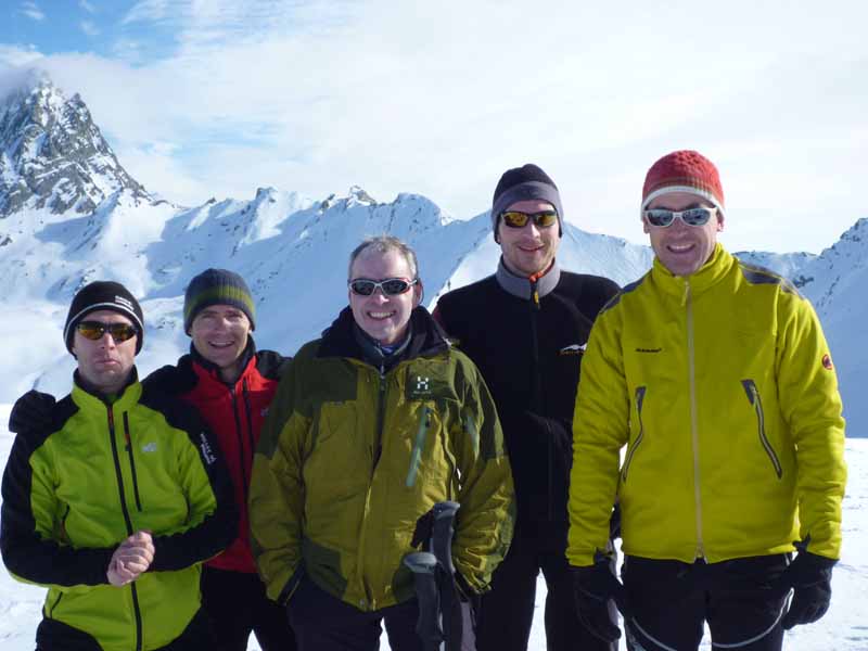 #3 vue d vue d'ensemble : La famille skitour au sommet.