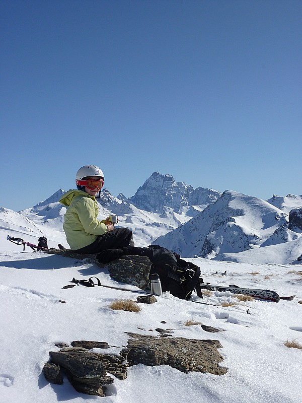 #1 Sur fond du Viso : Une petite pause avant la descente Sur fond du Viso : Une petite pause avant la descente