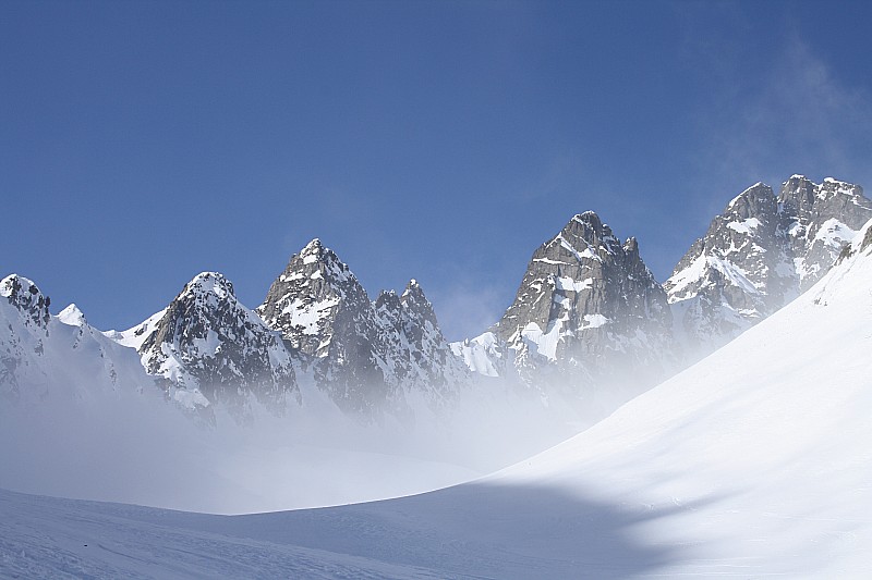#2 Le vallon se découvre : avec ses sommets sans nom, sauf le pic du Frene à droite. Le vallon se découvre : avec ses sommets sans nom, sauf le pic du Frene à droite.