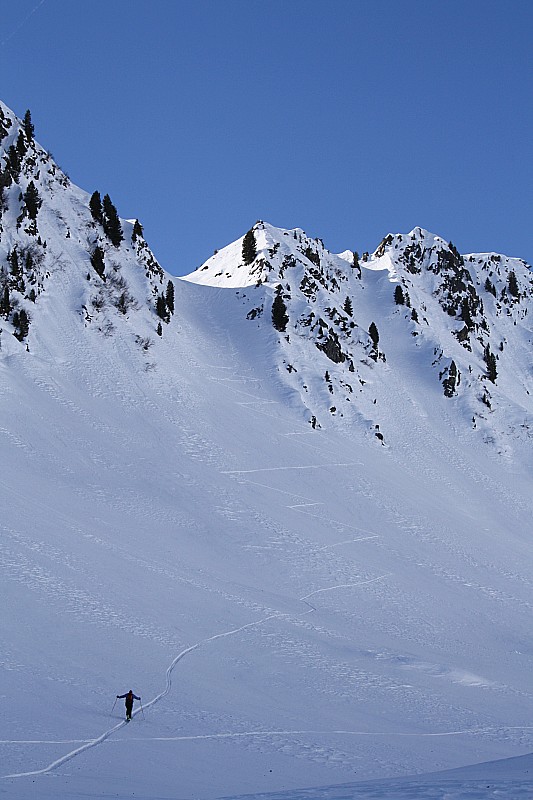 #3 Col du Golachon : Une belle trace depuis le début, et qui se poursuit dans le couloir. On mettra les skis sur le dos 100 m avant le col. Col du Golachon : Une belle trace depuis le début, et qui se poursuit dans le couloir. On mettra les skis sur le dos 100 m avant le col.