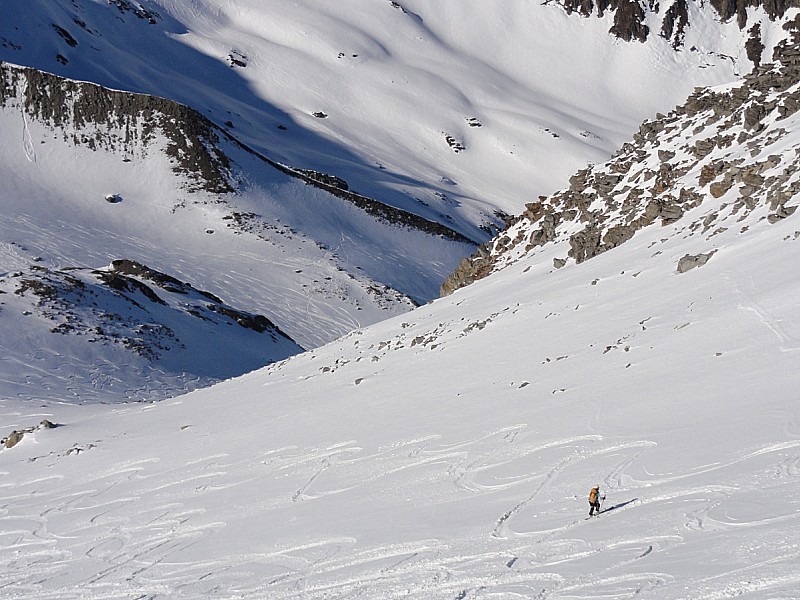 #5 Combe vers 2800m : La meilleure partie de la descente !
Au soliel sans vent et en neige 4*, on peut encore faire ses traces. Combe vers 2800m : La meilleure partie de la descente !
Au soliel sans vent et en neige 4*, on peut encore faire ses traces.