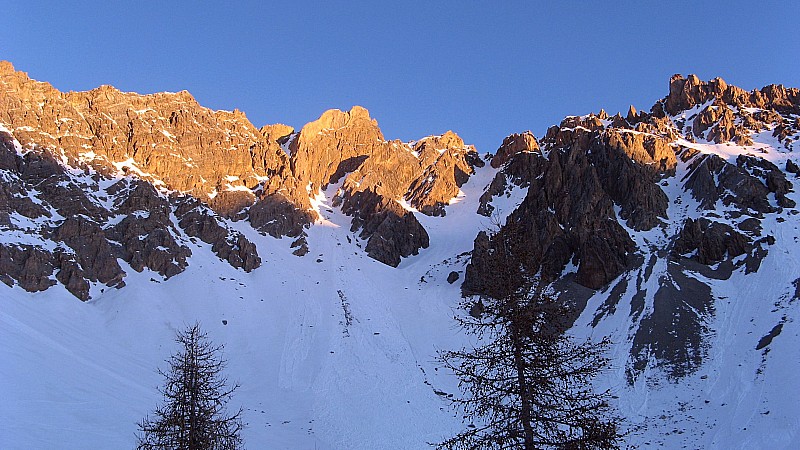 #1 Etat des lieux : Assez bon regel, couloir pas mal traffolé et gratonneux dans le haut, descente entre 10h30 et 11h, parfait pour le bas. Etat des lieux : Assez bon regel, couloir pas mal traffolé et gratonneux dans le haut, descente entre 10h30 et 11h, parfait pour le bas.