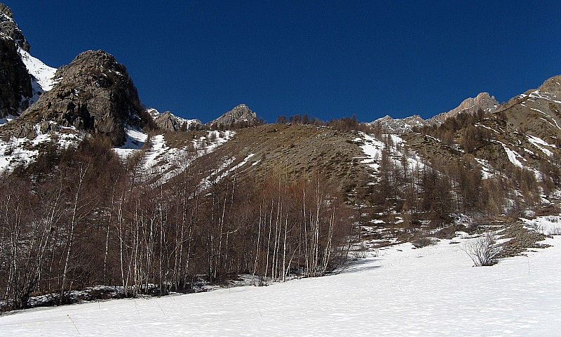 #3 Le bas : Je suis descendu à droite, peu de traces, neige meilleure et ça passe encore sans déchausser... Le bas : Je suis descendu à droite, peu de traces, neige meilleure et ça passe encore sans déchausser...