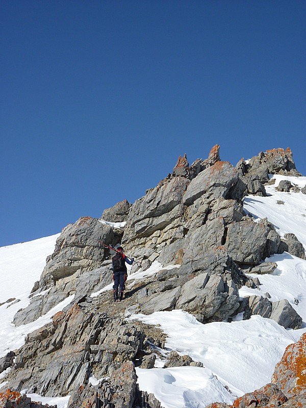 #3 Au dessus du Col de Rasis : Antonin porte les skis dans la caillasse Au dessus du Col de Rasis : Antonin porte les skis dans la caillasse