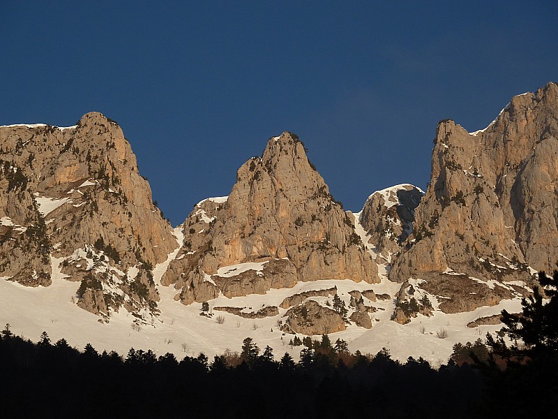 #1 Rochers du Parquet : Couloirs E au petit matin. Rochers du Parquet : Couloirs E au petit matin.