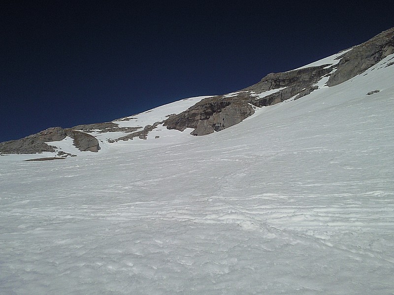 sommet : En se rapprochant du sommet, la neige commence à prendre la tournure espérée pour une descente confort.