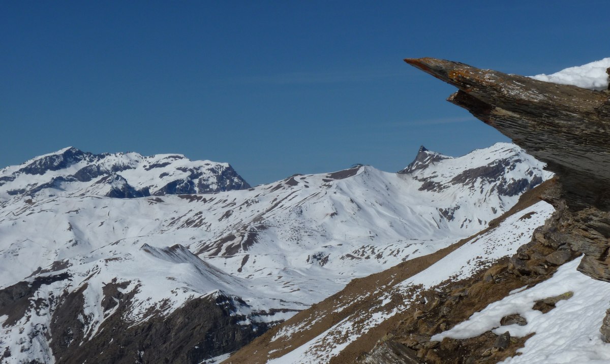 #7 Chaillol et Moutières à gauche : L Chaillol et Moutières à gauche : L'Aiguille de Cédéra sous la pointe rocheuse