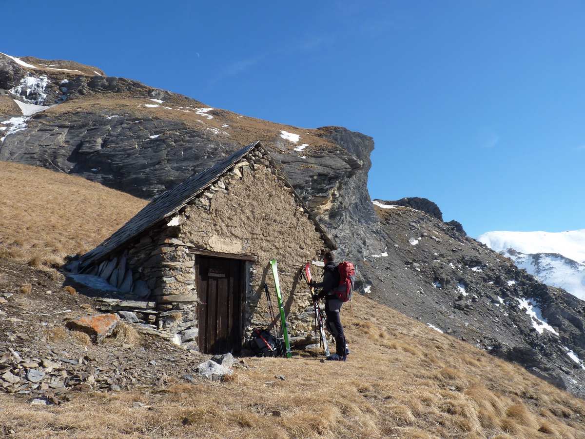 #9 A la cabane de Pellegrine : Petit dechaussage pour rejoindre le vallon sous Pellegrine (3mn de portage) A la cabane de Pellegrine : Petit dechaussage pour rejoindre le vallon sous Pellegrine (3mn de portage)