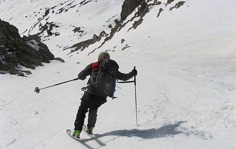 #17 Pleine pente : Vers 11h le couloir est en bonne condition plus bas ce sera d Pleine pente : Vers 11h le couloir est en bonne condition plus bas ce sera d'avantage revenu mais encore portant en se faisant léger.