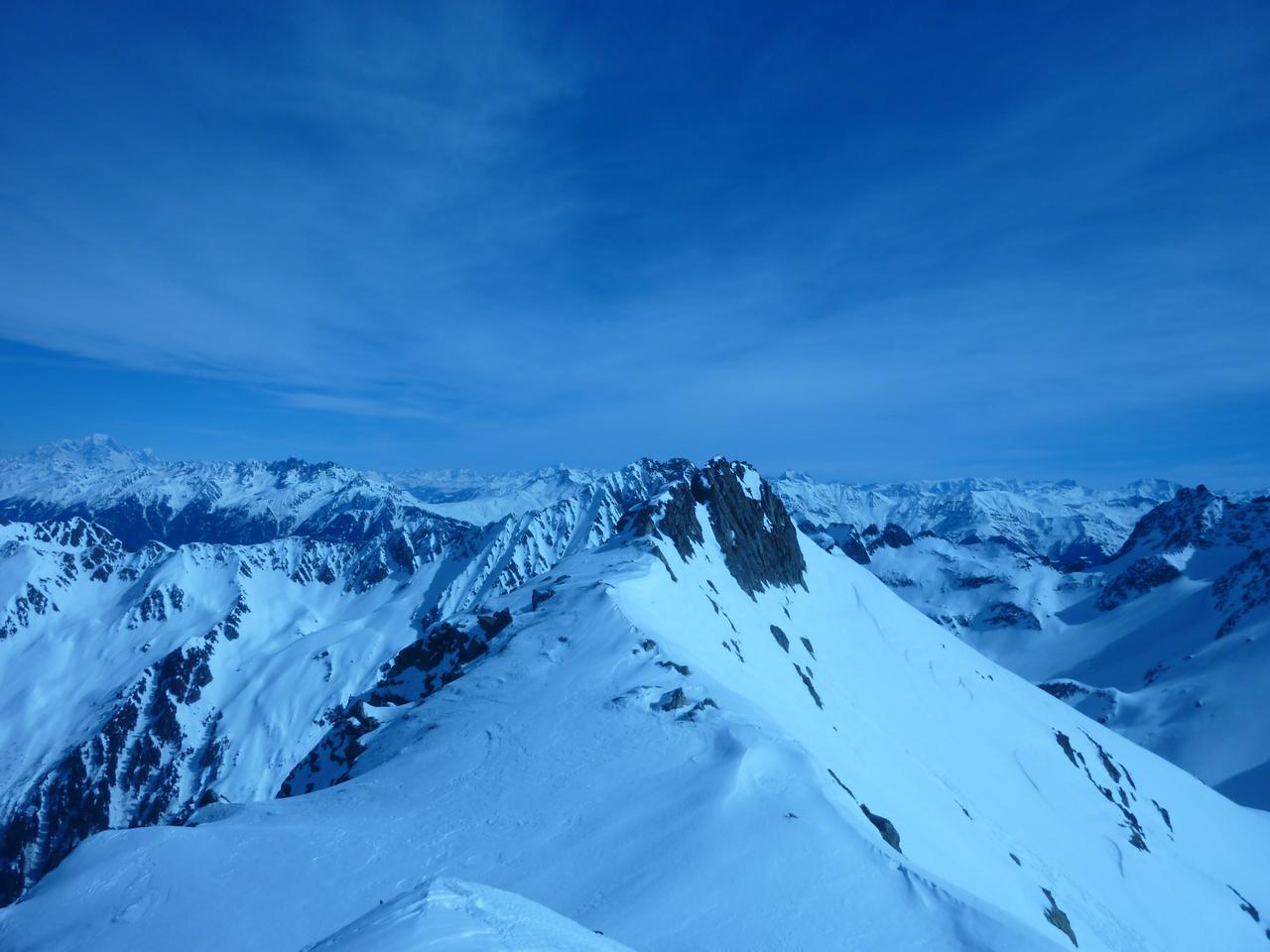 #5 Vue vers le NE : Belle vue mais trop de vent Vue vers le NE : Belle vue mais trop de vent