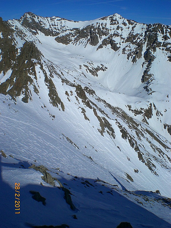#3 Pointe l Pointe l'Etendard : La face N de l'Etendard n'est pas en conditions, sur fond des Pics W et E de Combeynot.