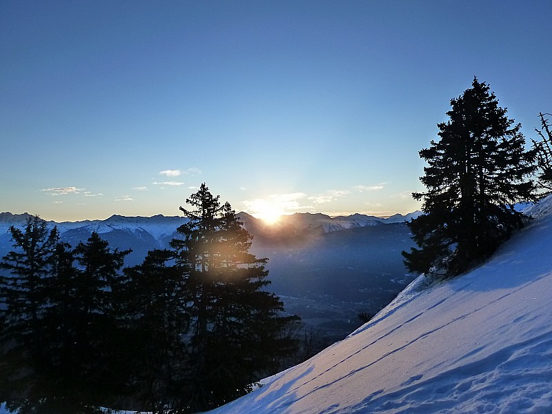 #1 Traversée des Bauges orientale : Le soleil se lève en montant à la Charmette. Traversée des Bauges orientale : Le soleil se lève en montant à la Charmette.