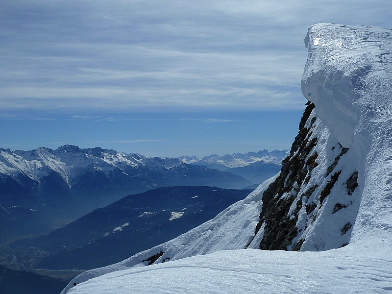 #13 Traversée des Bauges orientale : Sommet des Arces avec une corniche qui ne fait pas rigoler cette année. Traversée des Bauges orientale : Sommet des Arces avec une corniche qui ne fait pas rigoler cette année.