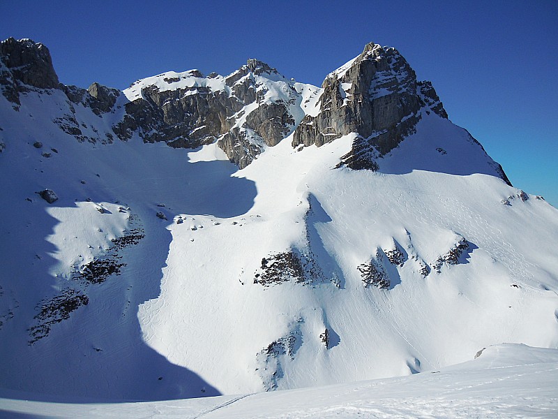 #2 Le couloir de Cu Déri : vu du col 2103: la Dent du Midi, le couloir sur sa gauche et la Combe Sauvage au dessous. Le couloir de Cu Déri : vu du col 2103: la Dent du Midi, le couloir sur sa gauche et la Combe Sauvage au dessous.