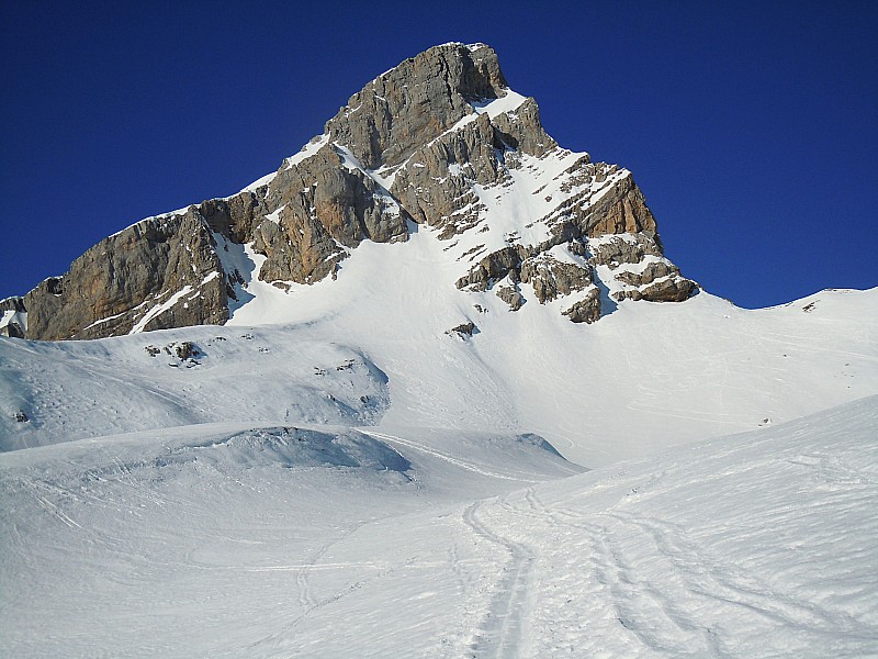 #1 Montée à Balafrasse : Le col en ligne de mire, à droite au pied de la Pointe Blanche. Montée à Balafrasse : Le col en ligne de mire, à droite au pied de la Pointe Blanche.