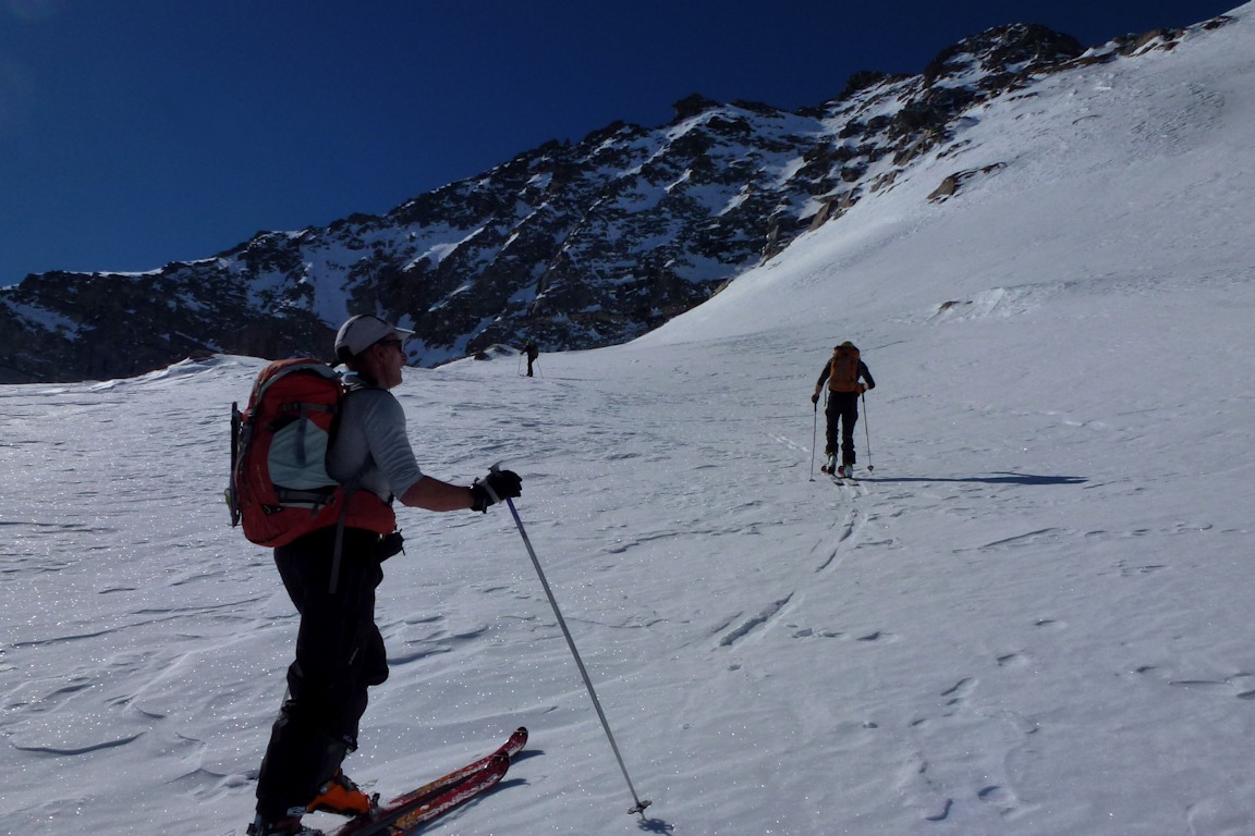 Dans la traversée : Avant de rejoindre les raides pentes Est du glacier occidental du Carro.