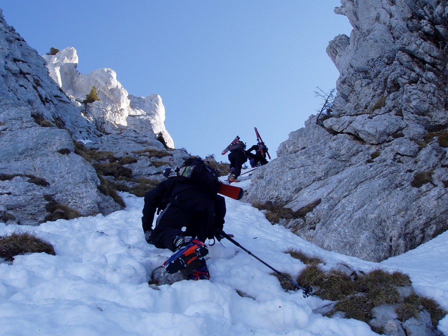 #4 Bas du couloir : Crampons bien utiles Bas du couloir : Crampons bien utiles