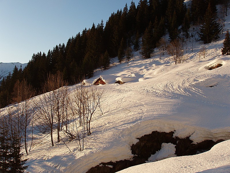 #3 Chalets : Malgré la chaleur et la fonte, la quantité de neige reste importante dans le secteur Chalets : Malgré la chaleur et la fonte, la quantité de neige reste importante dans le secteur
