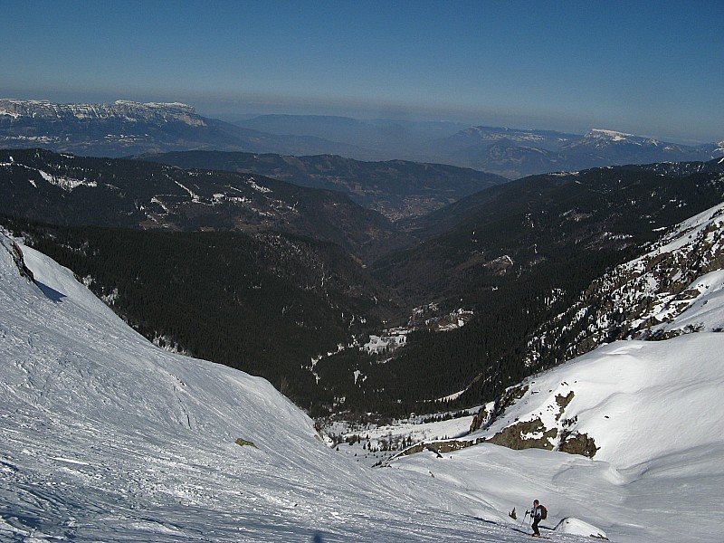 #4 Vue vers Gleyzin : Vue depuis le replat 2150m sur la combe de montée depuis Gleyzin, le refuge de l Vue vers Gleyzin : Vue depuis le replat 2150m sur la combe de montée depuis Gleyzin, le refuge de l'Oule en contre bas, le nord de la Chartreuse à gauche Le Granier et à droite Les Bauges sur le haut des pistes de Mageriaz