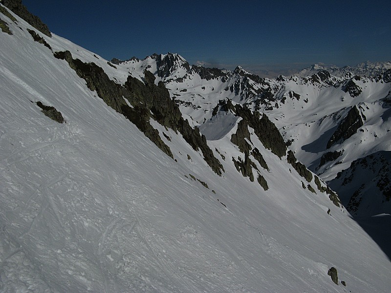 #7 Vue sur l Vue sur l'autre coté du col : Jolie vue depuis le col de Morétan sur l'autre coté! Combe nord est de l'Aup du Pont qui donne l'envie de traverser, après il faut changer de vallée pour récupérer la voiture?
