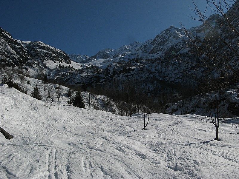 #13 Passage du couloir du Pertuis : Passage "merdique " à cause de la grosse coulée d Passage du couloir du Pertuis : Passage "merdique " à cause de la grosse coulée d'avalanche du couloir du Pertuis à gauche et de la neige pourrie pour éviter la coulée