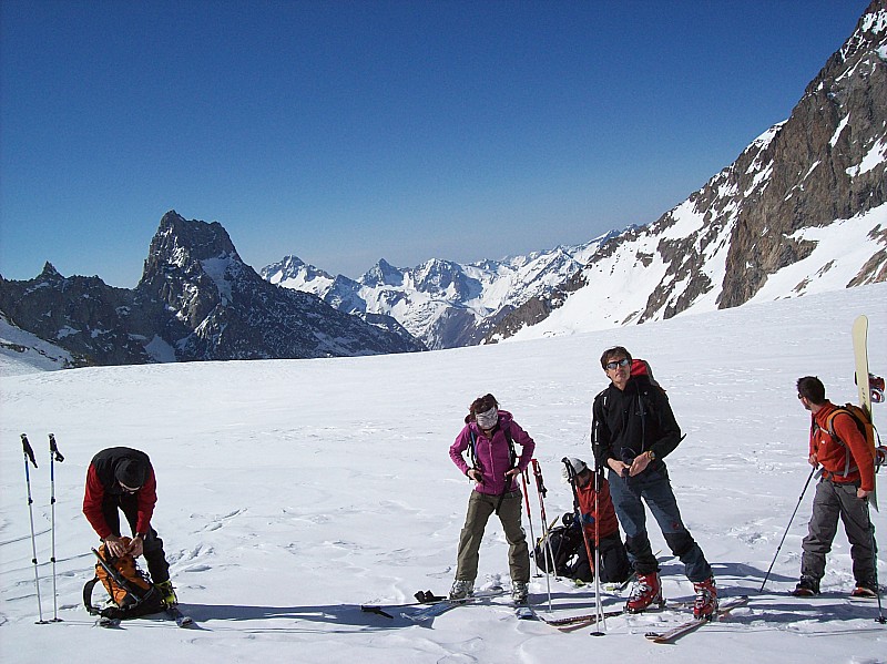 #3 l l'aiguille du Plat de la Selle : et une partie de l'équipe, sur le glacier