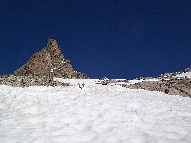 #2 la pente qui amène au glacier : bien choisir sa langue de neige pour éviter de déchausser, tout un art... à droite les rochers dans lesquels nous nous sommes fourvoyés à la descente la pente qui amène au glacier : bien choisir sa langue de neige pour éviter de déchausser, tout un art... à droite les rochers dans lesquels nous nous sommes fourvoyés à la descente
