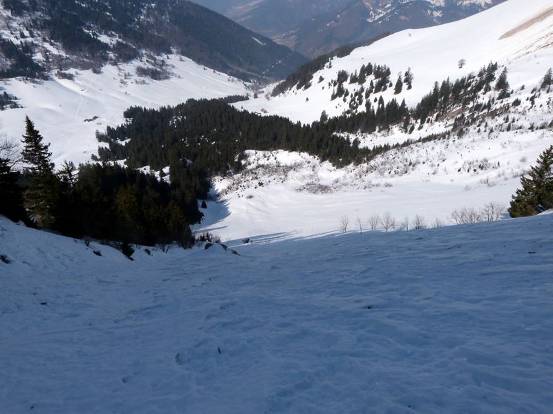 #10 Passage dans le couloir nord : Fin de couloir, neige globalement croutée Passage dans le couloir nord : Fin de couloir, neige globalement croutée